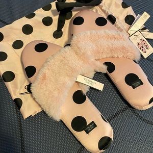 NWT ❤️ Victoria’s Secret slippers size L (9-10) FOR YOUR VALENTINE 💝💘💌💕🎁❤️